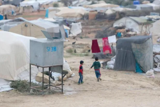 Türkiye sınırına yakın bir bölgede yerinden edilmiş Suriyeliler için kurulmuş bir kamp, 27 Kasım 2022 (AFP)