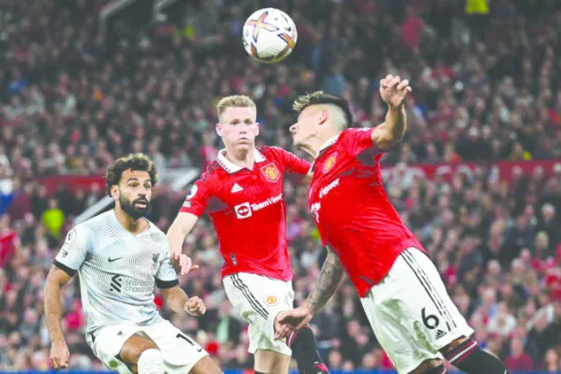 مارتينيز يبعد الكرة برأسه قبل أن تصل إلى صلاح حيث كتب شهادة تألق في مواجهة ليفربول (الغارديان)