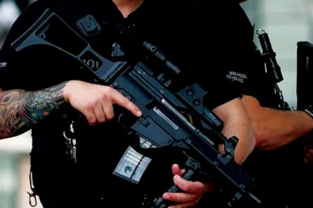 الشرطة البريطانية خارج مطار هيثرو (أرشيفية)