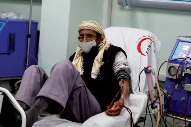 يمني مصاب بفشل كلوي يخضع لغسيل الكلى في أحد المراكز الصحية بصنعاء (إ.ب.أ)