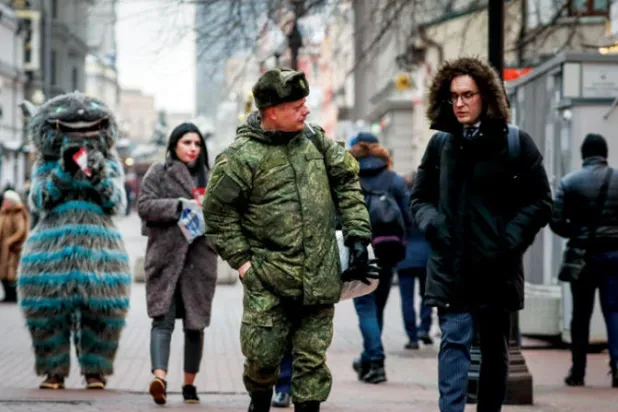 جندي روسي يسير في شارع بوسط موسكو أمس (إ.ب.أ)