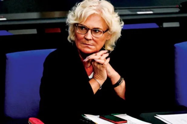 وزيرة الدفاع الألمانية كريستين لامبريشت (إ.ب.أ)