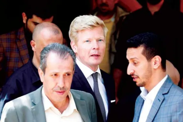 المبعوث الأممي الخاص باليمن هانس غروندبيرغ لدى وصوله إلى مطار صنعاء أمس (إ.ب.أ)