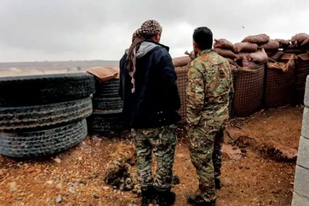 مقاتلون تابعون لـ»أحرار الشام» يتخذون مواقعهم شمال الباب الخاضعة لسيطرة المعارضة على الحدود مع تركيا (إ.ف.ب)