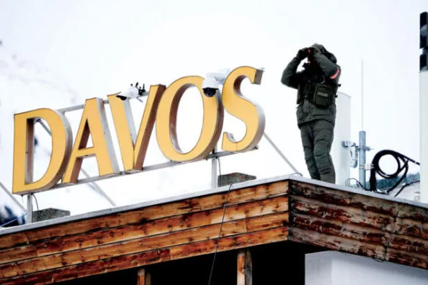 شرطي يراقب مقر اجتماعات منتدى دافوس أمس (أ.ب)