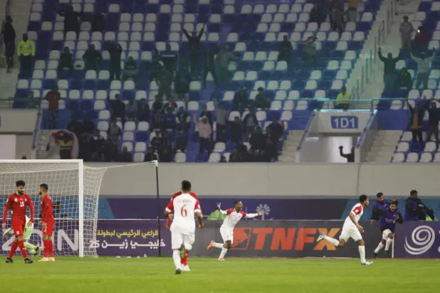 فرحة لاعبي عمان بالهدف المثير في شباك البحرين (رويترز)