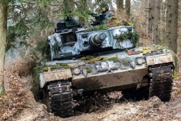 دبابة ««ليوبارد» 2» بولندية خلال مناورة عسكرية دولية في ألمانيا عام 2022 (سي إن إن)