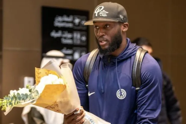 جانب من وصول لاعب إنتر ميلان لوكاكو (وزارة الرياضة السعودية)