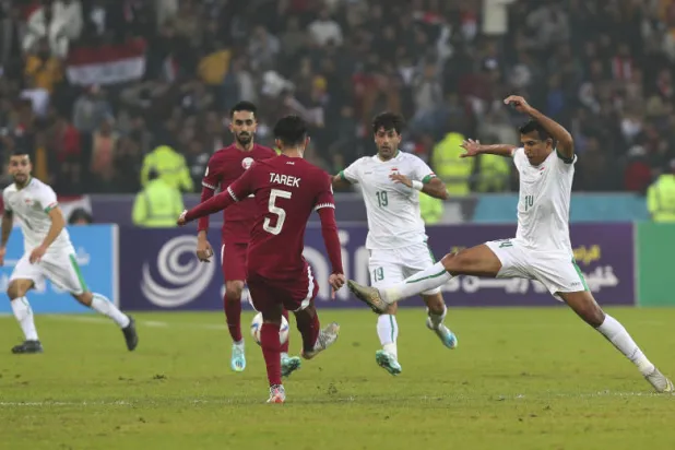 العراق نجح في فرض أفضليته أمام العنابي القطري (أ.ب)