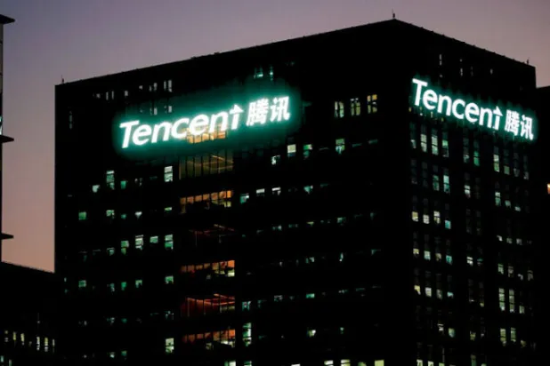 شعار شركة «تنسنت» الصينية فوق مقرها في مدينة شنغهاي (رويترز)