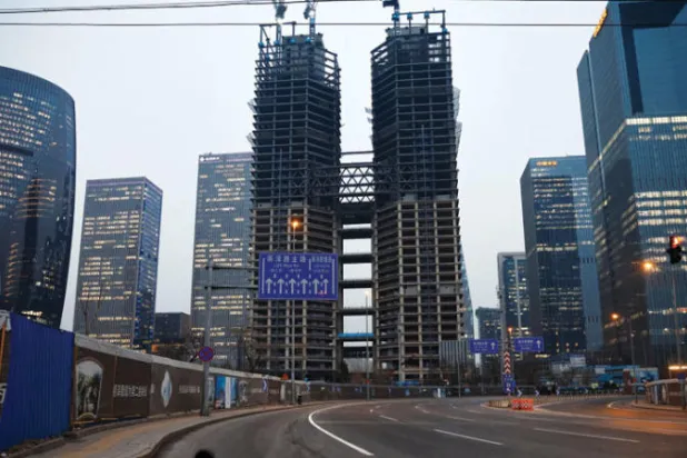 أبراج سكنية وإدارية تحت الإنشاء في الحي التجاري بالعاصمة الصينية بكين (رويترز)
