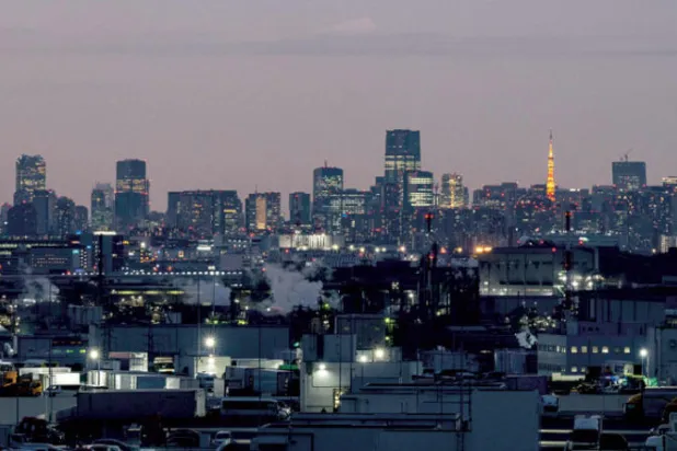 جانب من العاصمة اليابانية طوكيو يظهر منطقة كيهين الصناعية (أ.ف.ب)