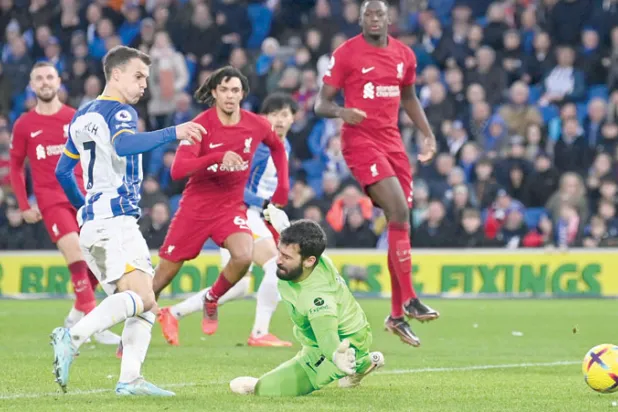 مارش يفتتح ثلاثية برايتون في شباك ليفربول (رويترز)