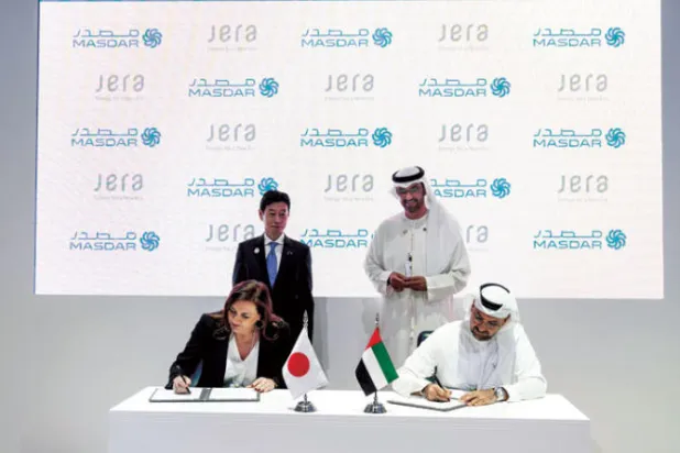 جانب من توقيع إحدى الاتفاقيات بين الإمارات واليابان أمس خلال أسبوع أبوظبي للاستدامة (وام)