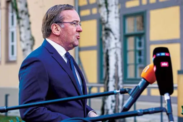 وزير الدفاع الألماني الجديد بوريس بيستوريوس يتحدث للصحافيين أمس (د.ب.أ)