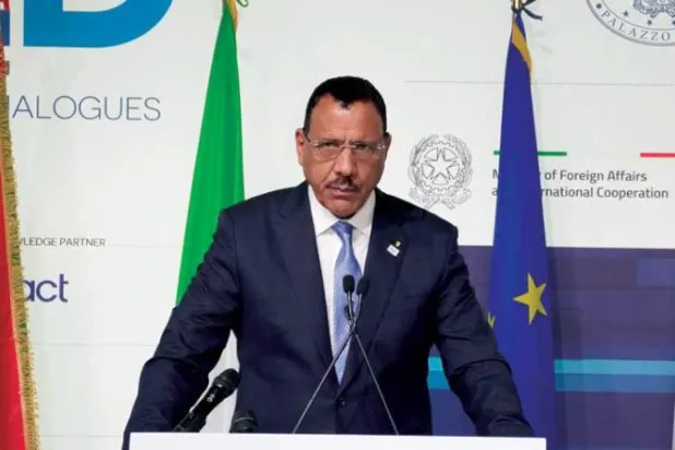 رئيس النيجر محمد بازوم يلقي خطابه خلال منتدى حوارات البحر الأبيض المتوسط في روما الجمعة 2 ديسمبر 2022 (أ.ب)