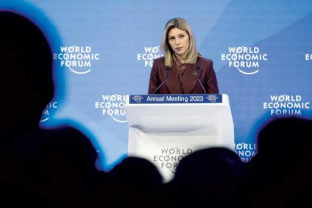 أولينا زيلينسكا زوجة الرئيس الأوكراني في «دافوس» أمس (أ.ف.ب)