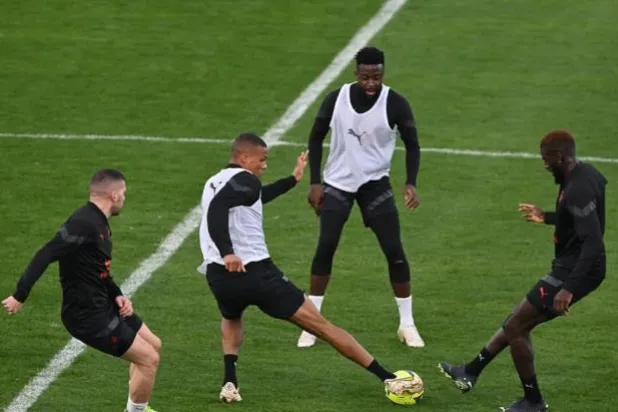 يستعد ميلان لملاقاة غريمه التقليدي إنتر في ملعب «الملك فهد» (حساب النادي عبر «تويتر»)