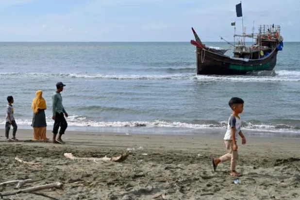 سفينة نقلت لاجئين من الروهينغا إلى أحد الشواطئ الإندونيسية في 8 يناير الجاري (أ.ف.ب)