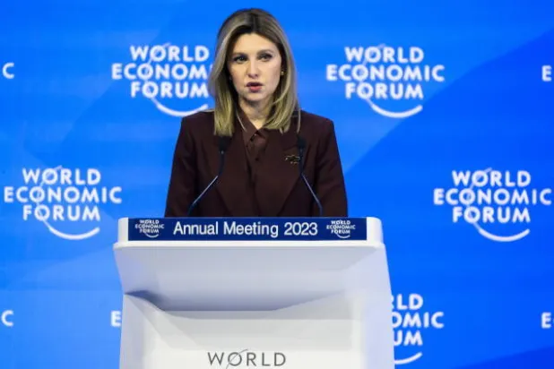 أولينا زيلينسكا سيدة أوكرانيا الأولى خلال كلمتها اليوم في دافوس (إ.ب.أ)