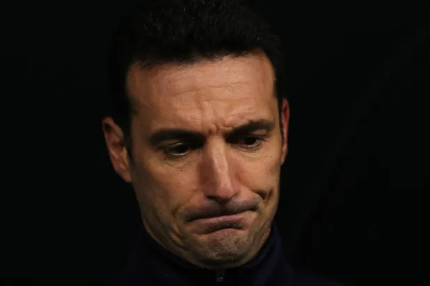 سكالوني قال إن ميسي لا يحتاج إلى توجيهات فنية (إ.ب.أ)