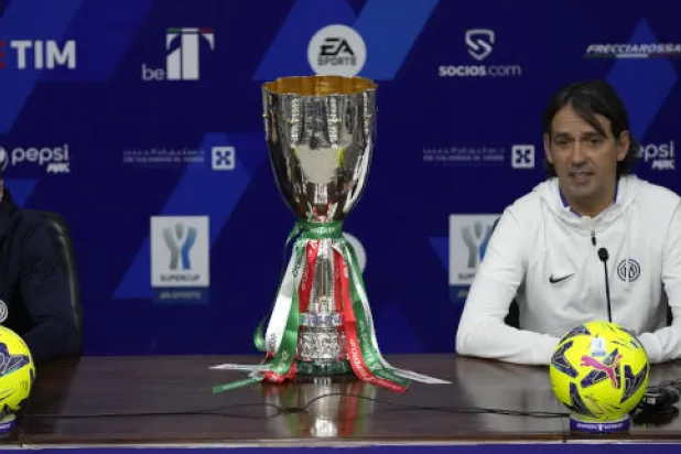 إنزاغي مدرب انتر ميلان خلال حديثه اليوم في المؤتمر الصحافي (أ.ب)