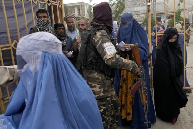 وزارة الاقتصاد الأفغانية أعلنت في 24 ديسمبر (كانون الأول) منع النساء من العمل في المنظمات غير الحكومية (أ.ب)