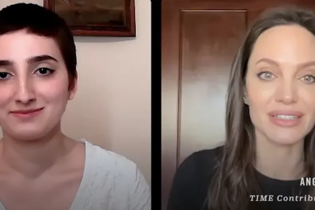 الممثلة أنجلينا جولي تحاور الناشطة الإيرانية رؤيا بيرايي (مجلة تايم)