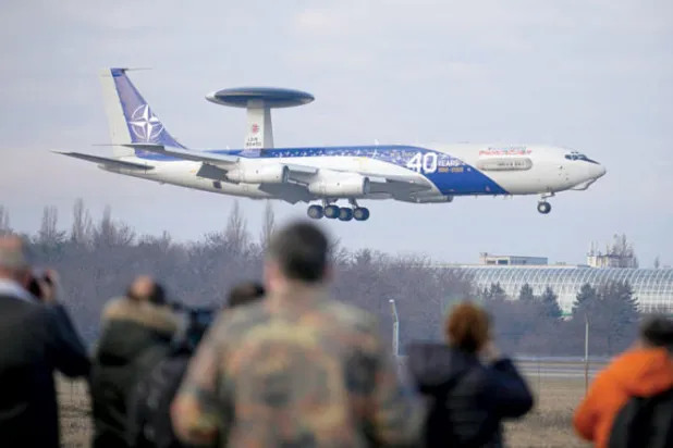 طائرة «أواكس» تابعة لـ«ناتو» لدى هبوطها في قاعدة جوية قرب العاصمة الرومانية بوخارست أمس (أ.ب)