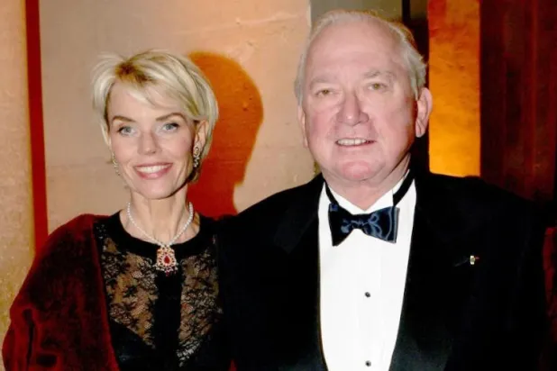 جان-بول غيرلان وشريكة حياته كريستينا كراغ ميكيلسن (صحيفة التلغراف)