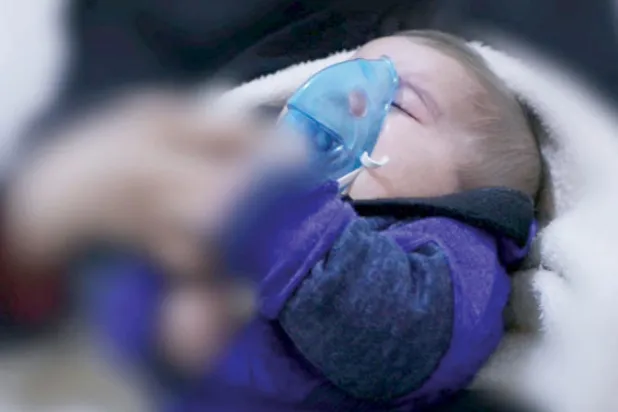 صورة لطفل يتلقى العلاج في أحد مشافي إدلب (الشرق الاوسط)