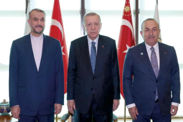 الرئيس التركي مستقبلاً عبداللهيان بحضور جاويش أوغلو (رويترز)