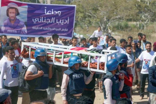 تشييع جثمان صحافي يمني قتل في قصف حوثي على مطار عدن في 2021 (أ.ف.ب)