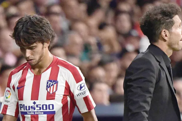 المدير الفني لأتلتيكو مدريد سيميوني يتمنى أن يعود فيليكس بمستوى مختلف بعد إعارته إلى تشيلسي (غيتي)