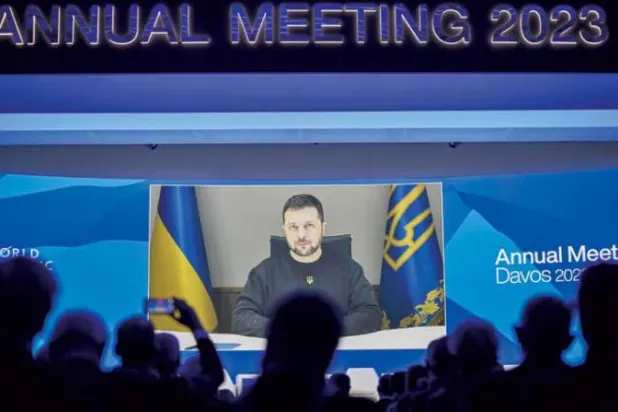 زيلينسكي مخاطباً المنتدى عبر الفيديو (إ.ب.أ)