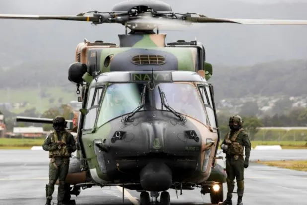 طاقم جوي يقف إلى جانب مروحية من طراز «تايبان» العسكرية الفرنسية الصنع في ولونغونغ بأستراليا (سلاح الجو الملكي الأسترالي)