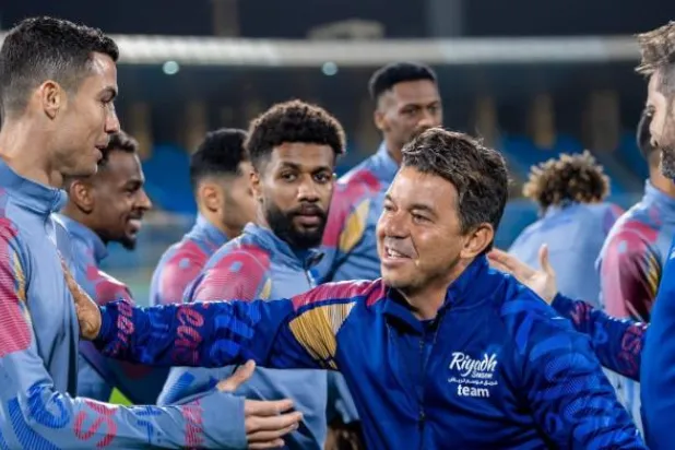 رونالدو مع مدرب موسم الرياض غالاردو خلال أول تدريب لمواجهة باريس سان جيرمان (موقع هيئة الترفيه)
