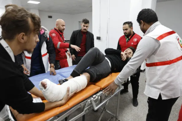 مشجع تم إسعافه ونقله للمستشفى بعد حالة تدافع قريبة من الملعب في البصرة (رويترز)