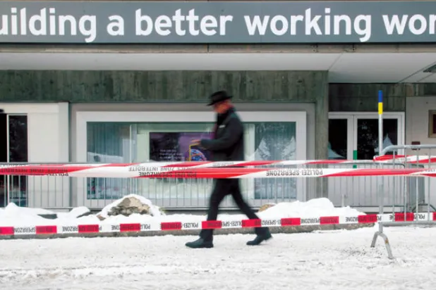 شارع في دافوس حيث «البناء لعالم أعمال أفضل» (رويترز)