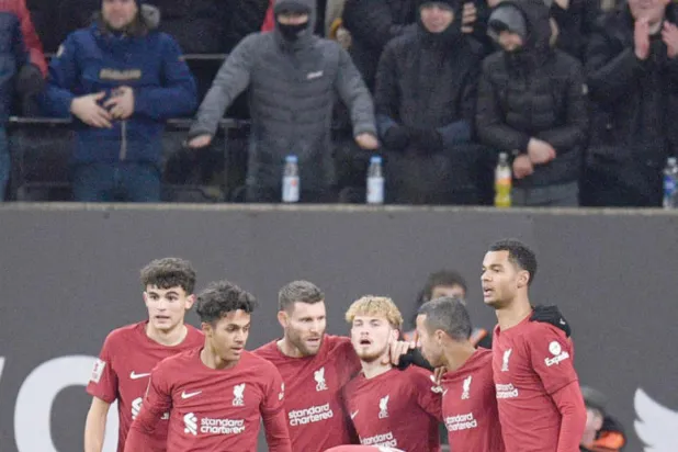 الفرحة تعود إلى جمهور ليفربول ولاعبيه بعد هدف إليوت في شباك ولفرهامبتون في كأس الراابطة  (أ.ف.ب)