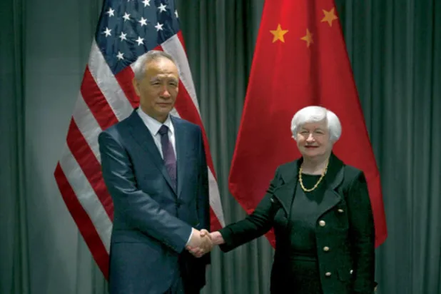 وزيرة الخزانة الأميركية جانيت يلين مع نائب رئيس الوزراء الصيني ليو هي، في زيورخ، أول من أمس (أ.ف.ب)