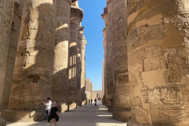 من الأعمدة الكبرى بمعابد الكرنك بالأقصر (الشرق الأوسط)