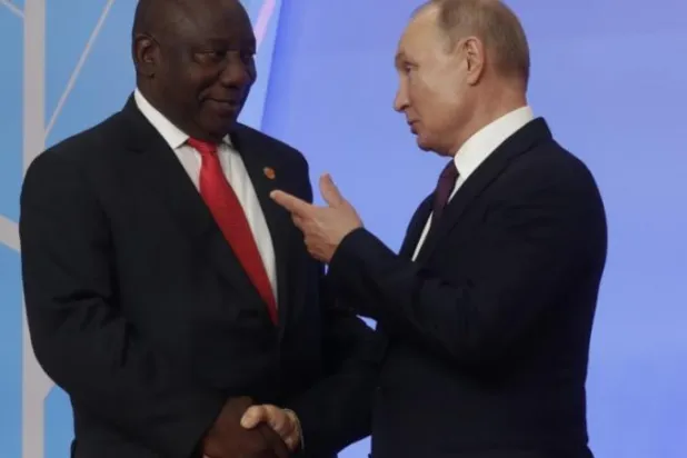 الرئيس الروسي فلاديمير بوتين ورئيس جنوب أفريقيا سيريل رامافوزا خلال القمة الروسية الأفريقية لعام 2019 في سوتشي (AFP)