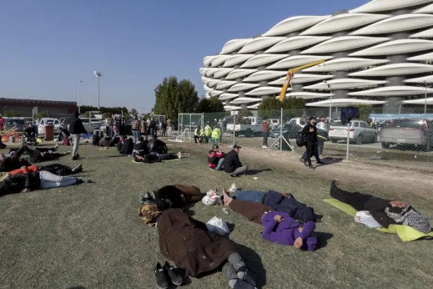 مشجعون ناموا أمام ملعب النهائي لحجز مقعد مناسب (أ.ب)