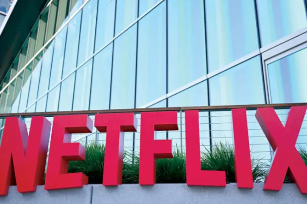 شعار نتفليكس على جانب مسرح نتفليكس تودوم في لوس أنجليس، كاليفورنيا- الولايات المتحدة الأميركية (أ.ف.ب)