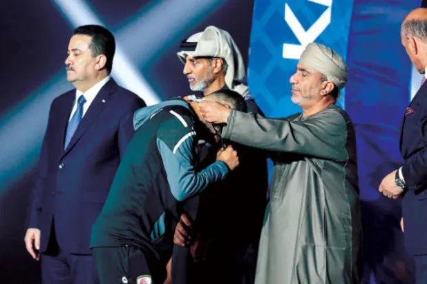 الوهيبي يقلد لاعبي منتخب بلاده ميداليات المركز الثاني في البطولة (الشرق الأوسط)