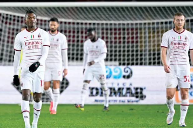 ميلان فشل في الفوز بآخر أربع مباريات من المسابقات (رويترز)