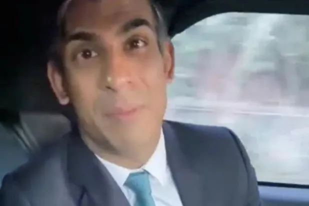 رئيس الحكومة البريطانية ريشي سوناك خلال تصويره مقطع فيديو داخل سيارة (رويترز)