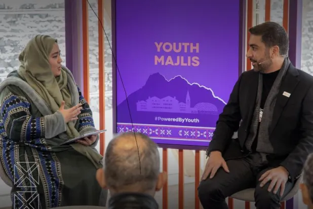 جانب من مشاركة الرشيد في جلسة لجناح «مجلس الشباب» التابع لـ«مسك» في «دافوس» (الهيئة الملكية لمدينة الرياض)