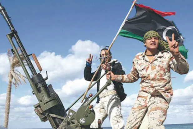 صورة أرشيفية لعنصرين من إحدى الميليشيات في العاصمة الليبية طرابلس (أ.ب)